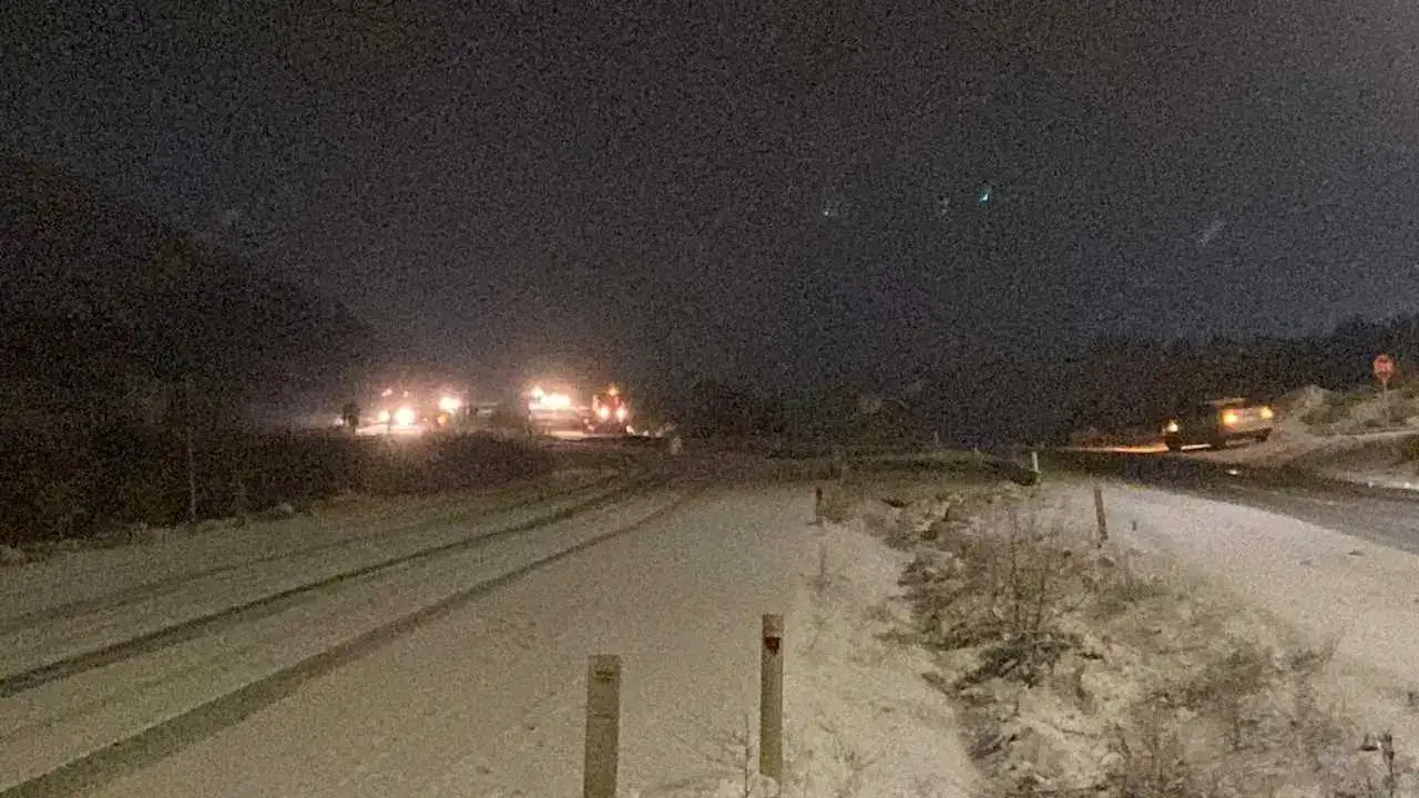 Burdur’da Akşam Bastıran Kar Trafiği Kilitledi: Sürücüler Yolda Kaldı! 5